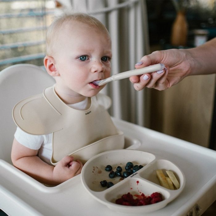 Silikoninis seilinukas kūdikiui su reguliuojamu užsegimu 1639/04 smėlio spalvos