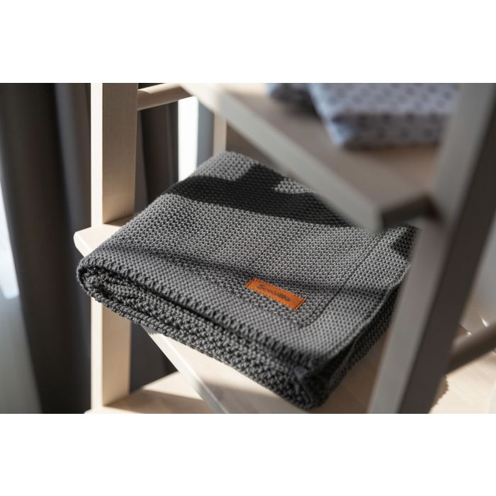 Megztas pledukas kūdikiui "Mama" 100x80 tamsiai pilkas